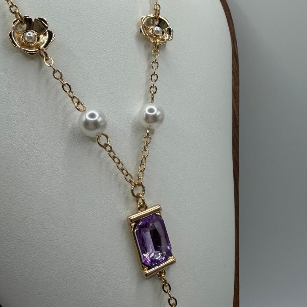 GUESS NWT Purple Crystal Pearl Lariat Necklace Gold Tone Floral Y Necklace - Picture 3 of 5